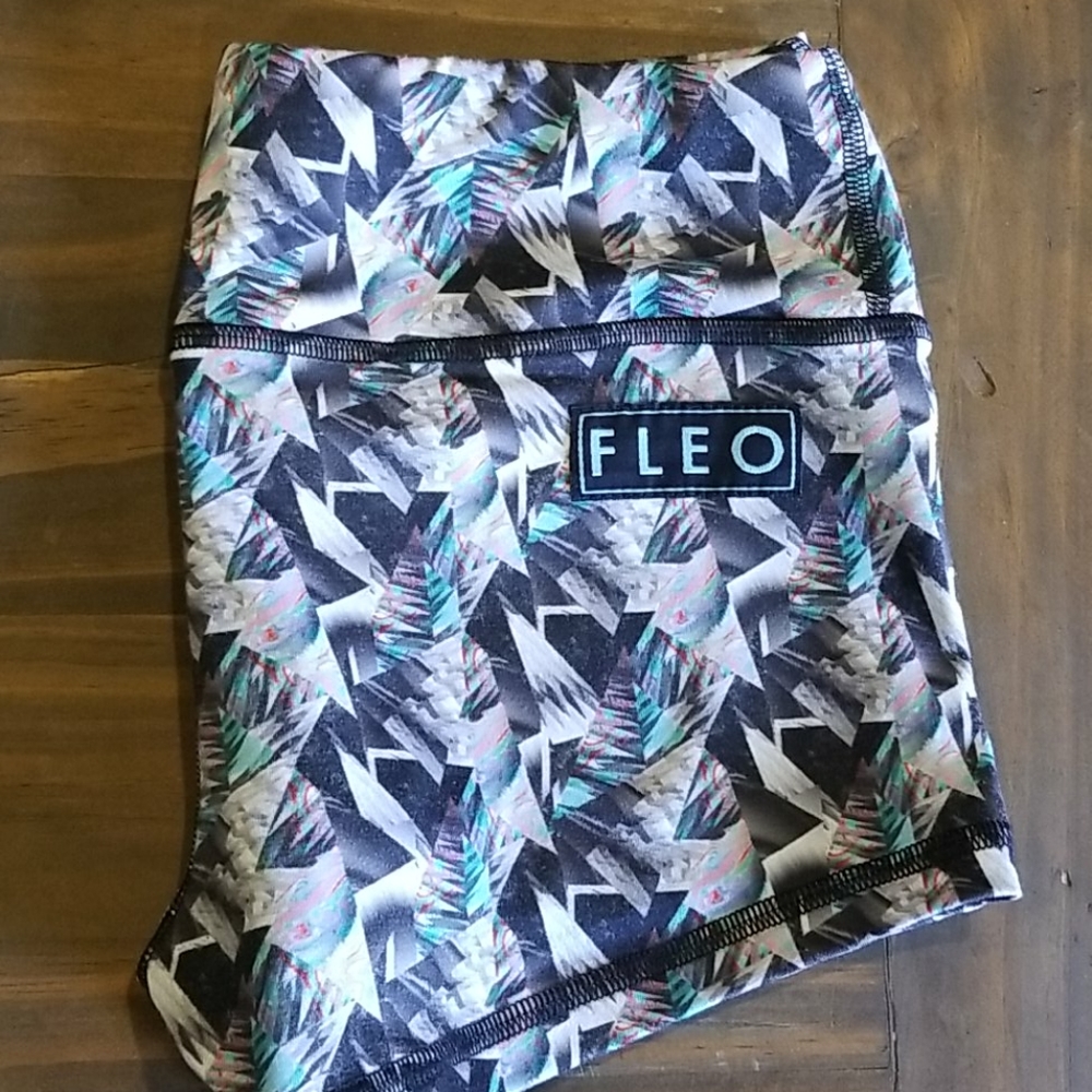 Fleo Shorts - Picture 2 of 3